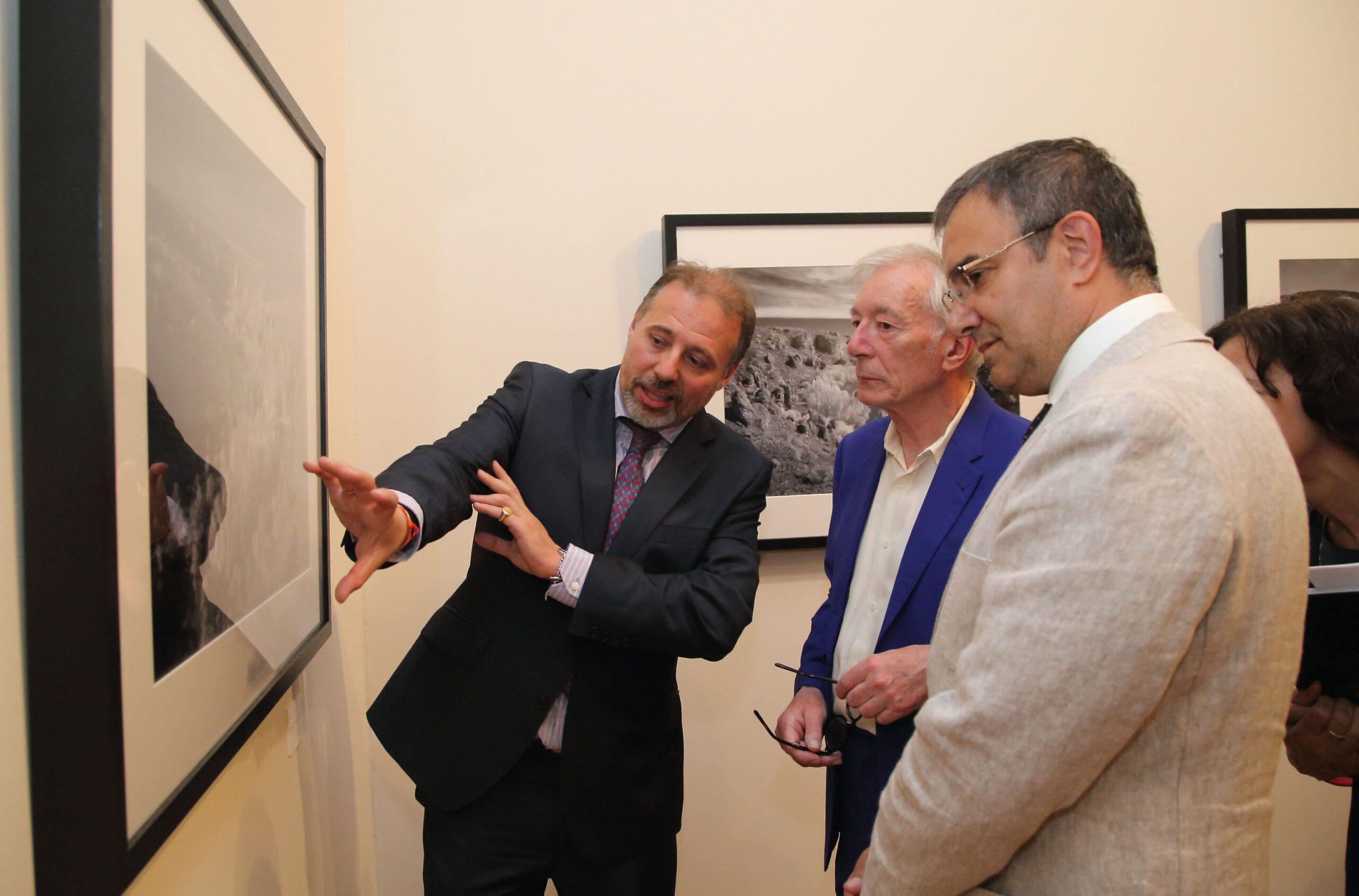 Toledo, 24-06-2016.- El viceconsejero de Cultura, Jesús Carrascosa, durante la apertura de la exposición ?Paisajes? de John Davies, dentro del proyecto ?Visiones de La Mancha?, una muestra enmarcada en los actos del IV Centenario de la muerte de Cervantes y del Festival PHotoEspaña 2016, en las salas del Museo de Santa Fe, junto al autor de las fotografías, John Davies (c) y el director del Museo de Santa Cruz,  Fernando Luis Fontes. (Foto: Álvaro Ruiz // JCCM)