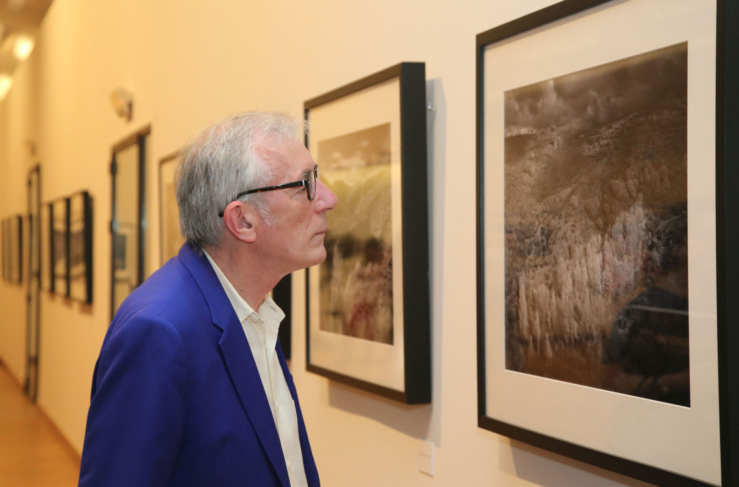 Toledo, 24-06-2016.- El fotógrafo británico John Davies , visita sus trabajos en  la exposición ?Paisajes? , dentro del proyecto ?Visiones de La Mancha?, una muestra enmarcada en los actos del IV Centenario de la muerte de Cervantes y del Festival PHotoEspaña 2016, inaugurada hoy en las salas del Museo de Santa Fe por el viceconsejero de Cultura, Jesús Carrascosa.  (Foto: Álvaro Ruiz // JCCM)